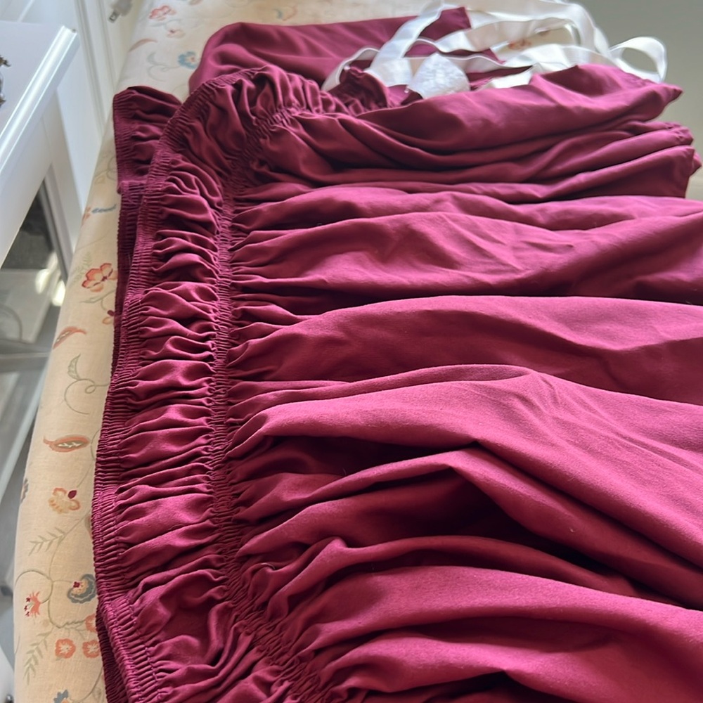 Fits King & cal king, bed skirt, burgundy, hardly used.